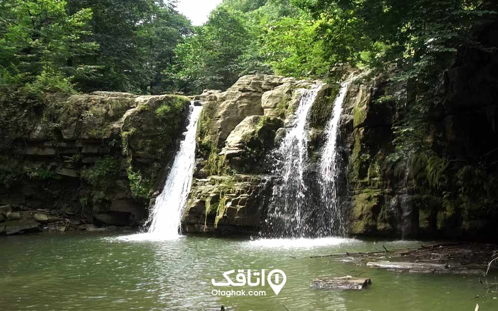 آبشاری کوچک در حال جاری شدن در یک دریاچه