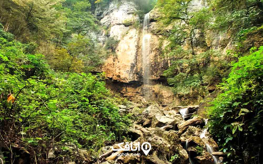آبشاری در حال ریختن از صخره ای سنگی 