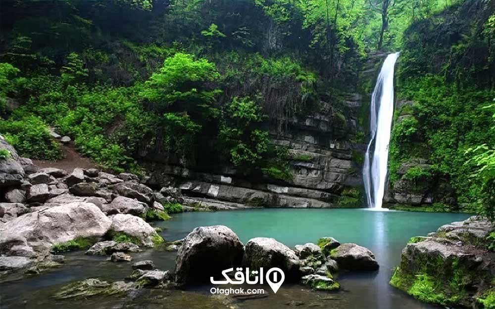 آبشاری که در حال جتری شدن در میان جنگل است 