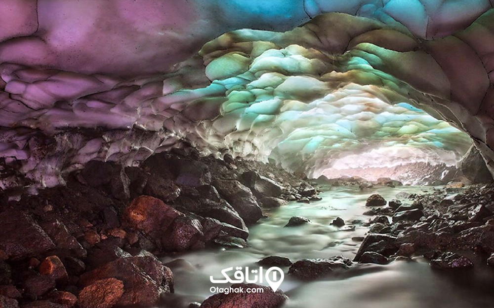داخل یک غار یخی که سقف آن با اشکال مختلف یخ پوشیده شده