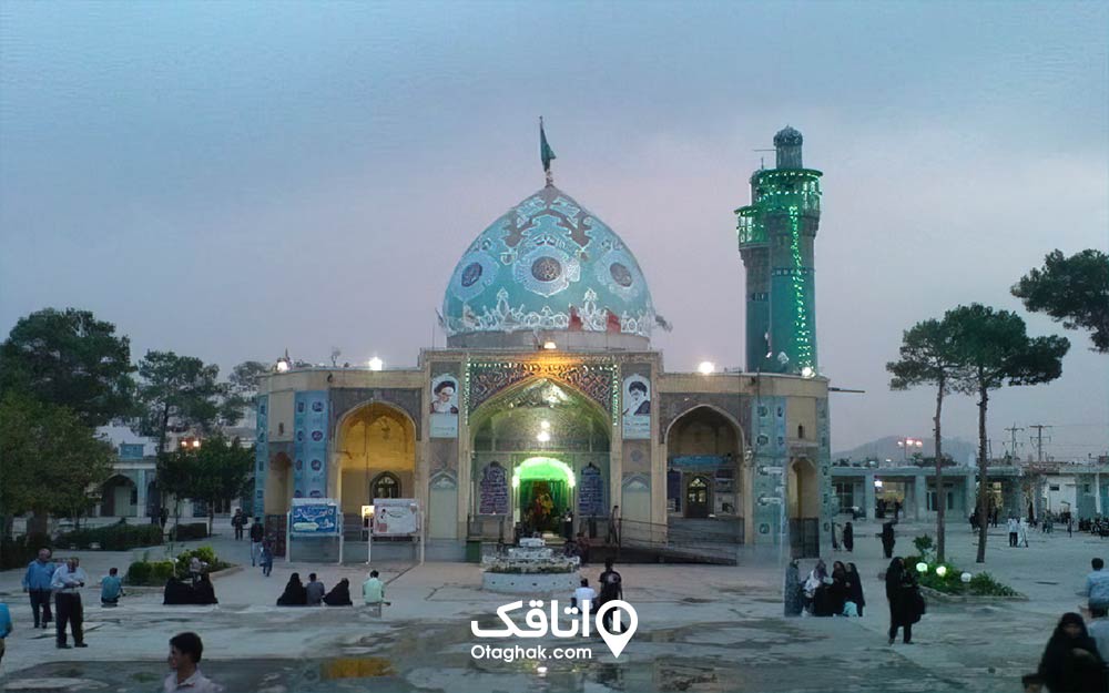 محوطه بیرونی مسجدی با گنبد آبی و دو گل دسته
