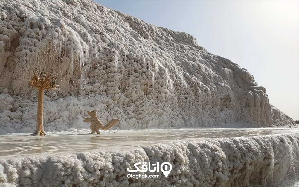 آبشاری نمکی به رنک سفید در منطقه خور وبیابانک کشور ایران