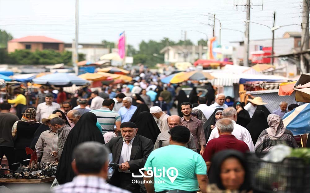 مردم در حال تردد در بازار محلی