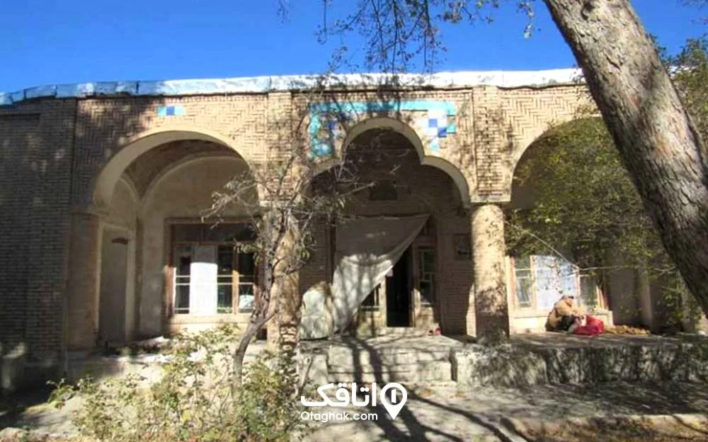 ایوان خانه ای با دو ستون و آجر نما، کاشی کاری هایی آب رنگ