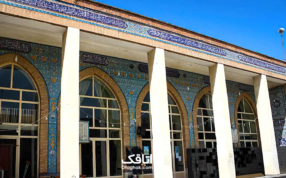 شبستان مسجدی که نمای آن با کاشی هایی آبی رنگ و هنر کاشی کاری تزیین شده 