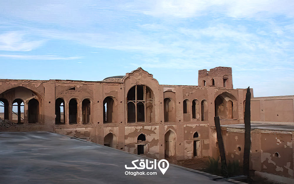 مخروبه ای باقی مانده از از یک ساختمان زیبا به نلم کاخ امیر آباد