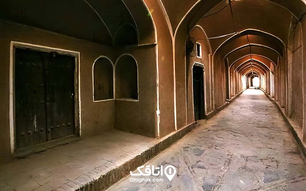 راهرویی با سقف هلالی شبستان مانند و دیوار های گلی 