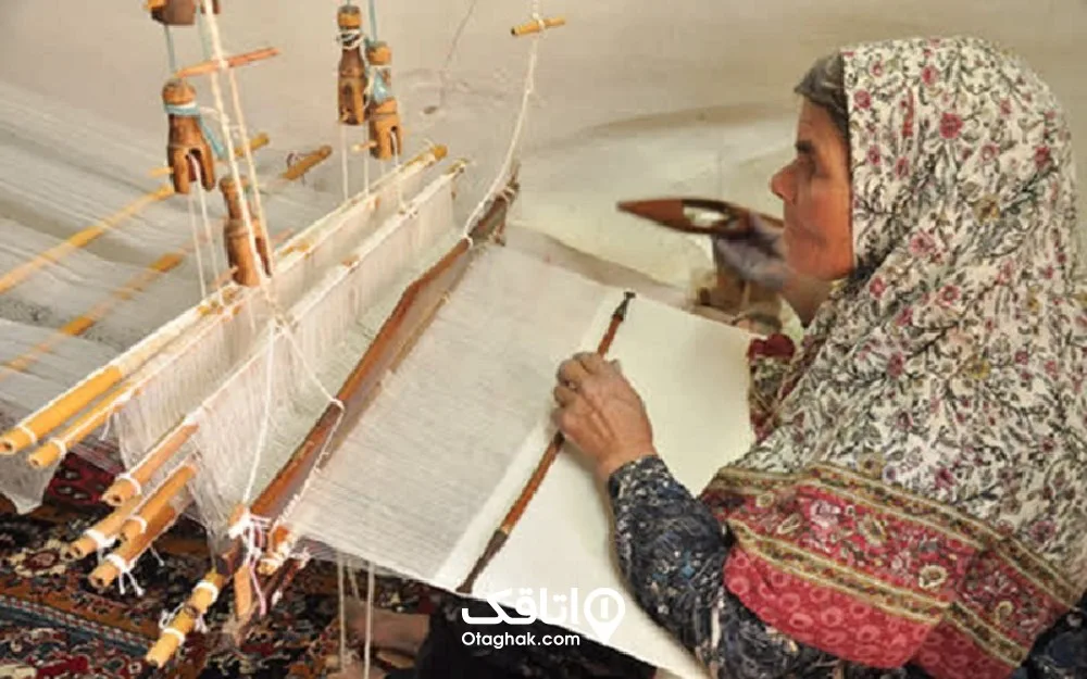 زنی مسن در حال پارچه بافی 
