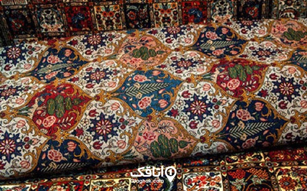 یک قالی با طرحی شلئغ از گل های رنگی و اسلیمی
