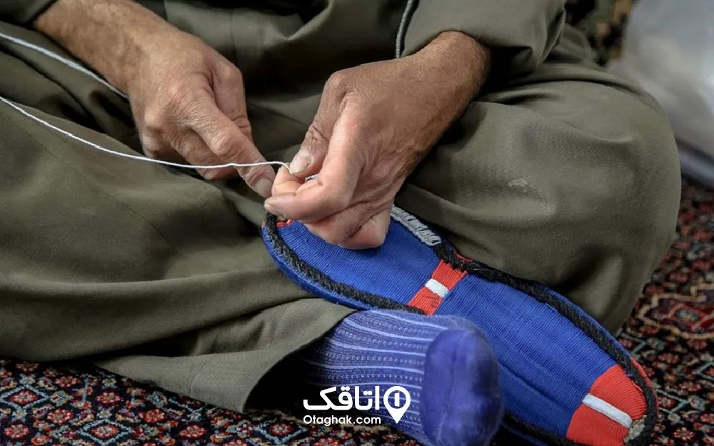 دستان مردی در حال دوخت گیوه