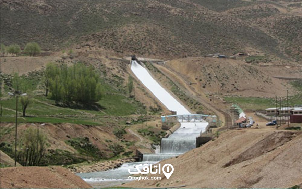 رودی که از زیر زمین و از تونلی زیر زمین جاری می شود 