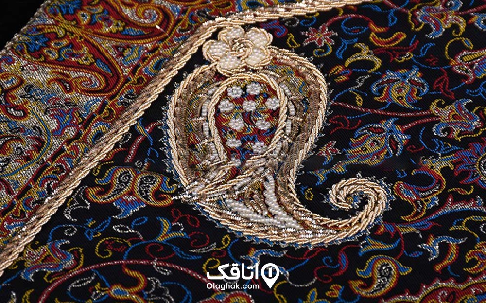 سرمه دوزی طلایی و نقره ای رنگ روی بته جقه ای از یک تکه پارچه ترمه 