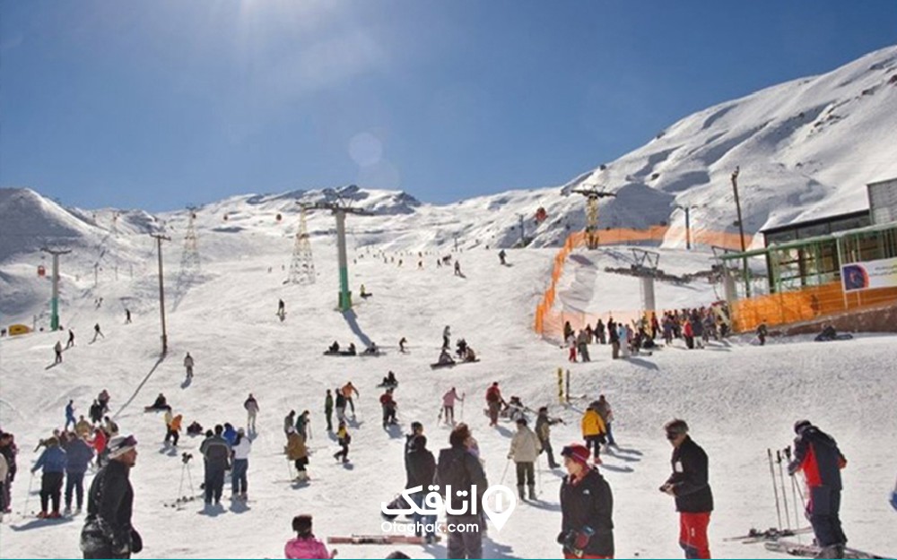 پیست اسکی در کوهستان و مردم در حال ورزش اسکی 