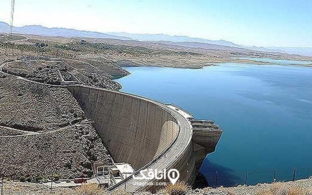 نمایی بالا یک سد و آب که پشت آن است