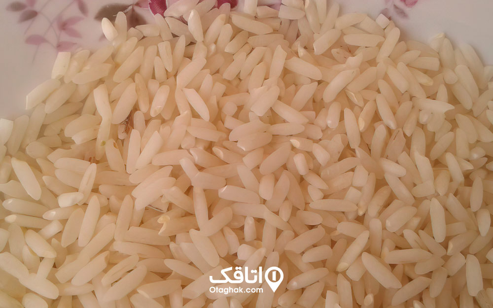 مقداری برنج خام به رنگ سفید داخل بشقاب