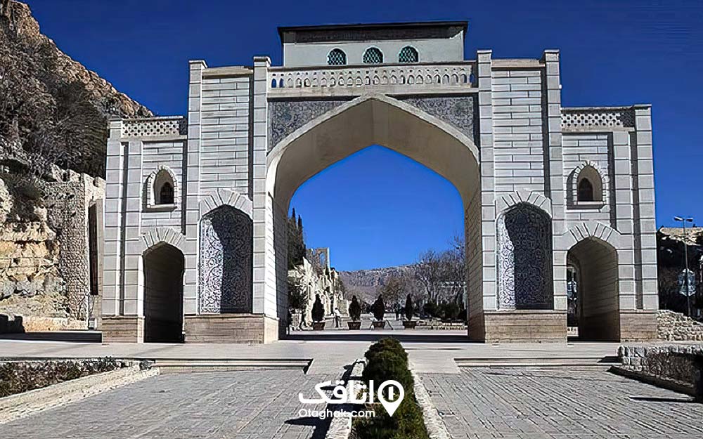 سازه ای طاقی مانند در ابتدای شهر شیراز به نام دروازه قرآن
