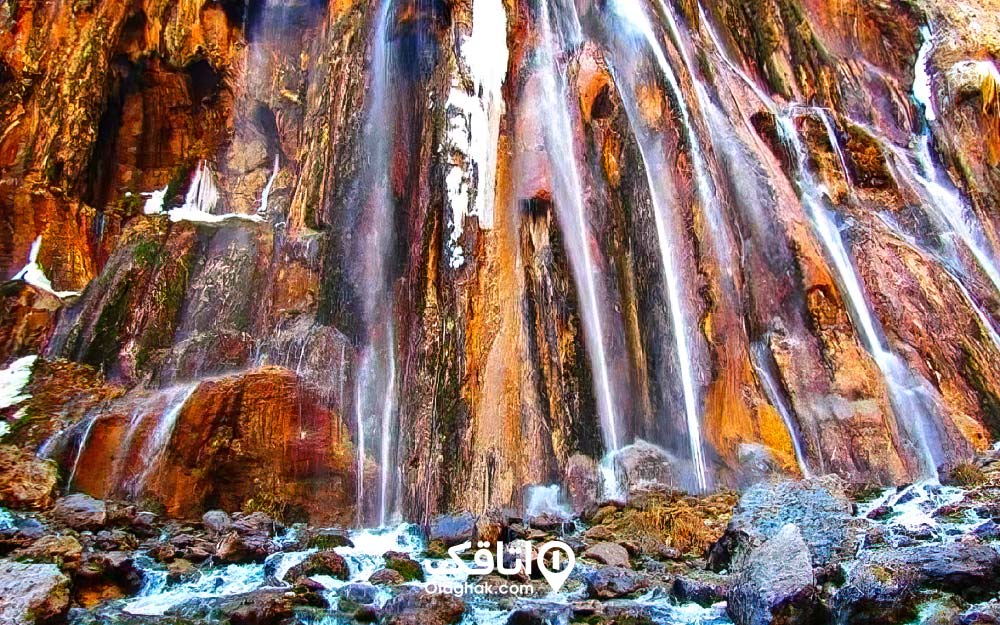 آبشاری که از روی سنگ های قهوه روان شده 