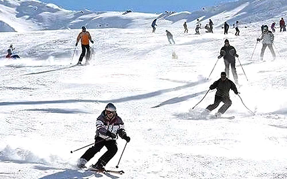 پیست اسکی و مردم در حال اسکی بازی 