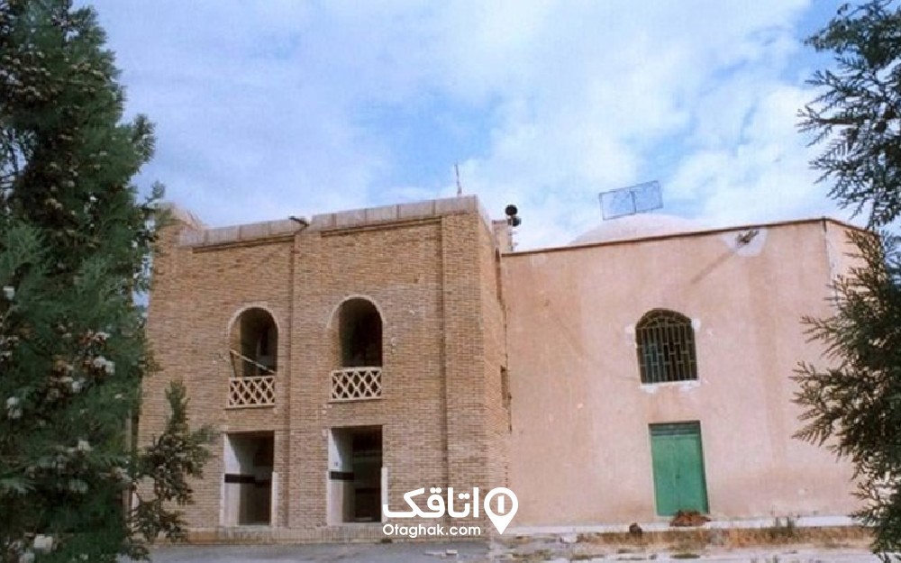ساختمان آجری قدیمی به نام امام زاده اسماعیل