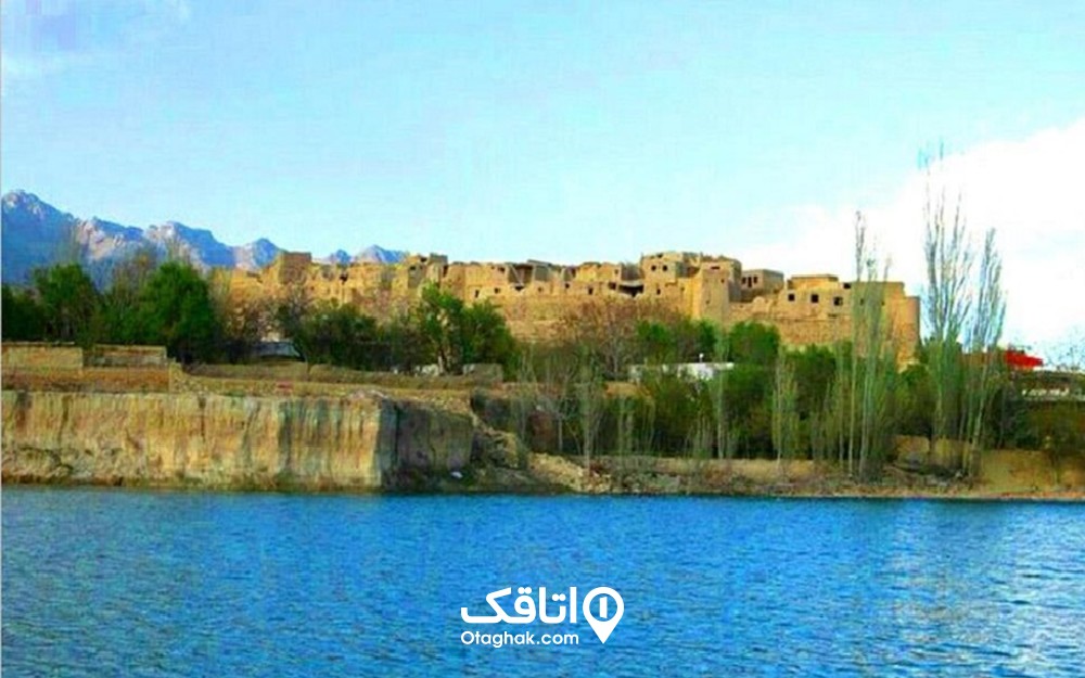 درایچه ای آرامو آبی در طبیعت سر سبز با آسمان صاف 