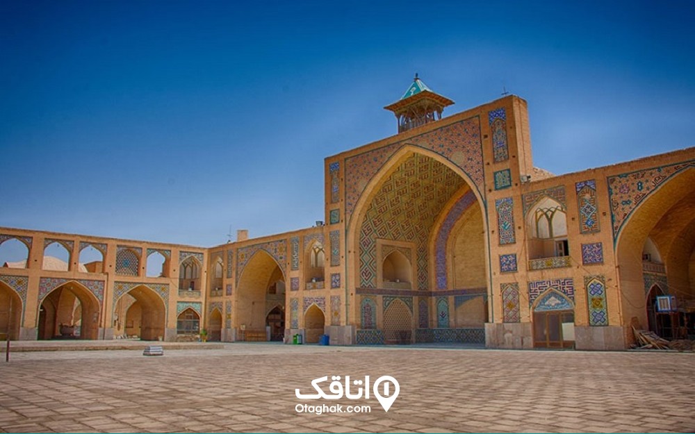 مسجدی بزرگ و زبا با کاشی کاری هایی آبی رنگ به نام مسجد جامع طرق رود