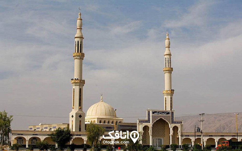 مسجدی سفید رنگ با گنبدی سفید و دو گل دسته به نام مسجد دل گشا
