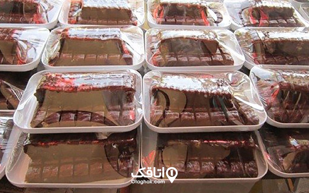 مقدار زیاد شکلات رسته در ظرف های سفید بسته یندی شده داخل یخچال 