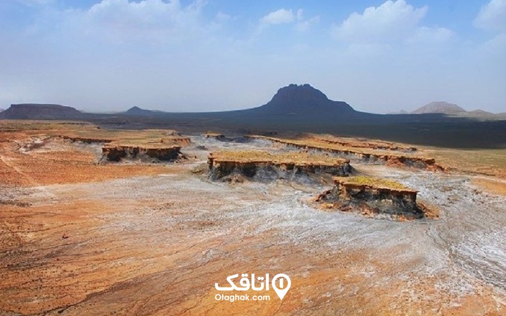صخره هایی طوسی رنگ در میان یک منطقه بیابانی خشک