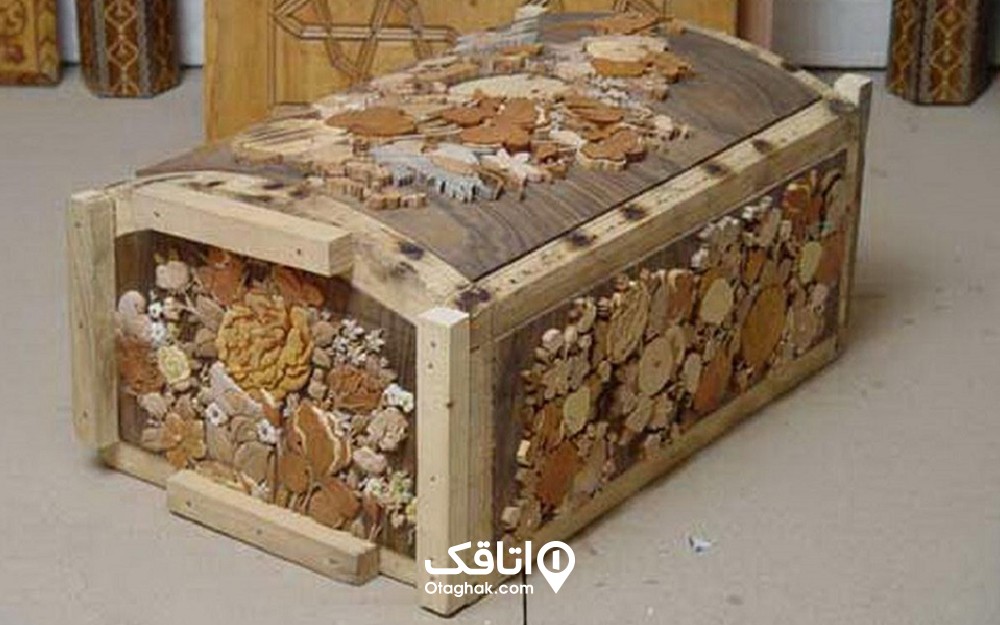 یک صندوق چوبی که روی آن به وسیله گل های معرق نزیین شده