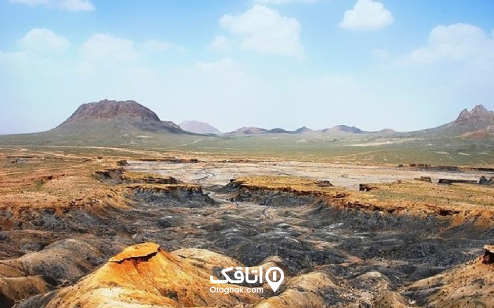 منطقه ای خشک با کوه و تپه و دره ها به نام تخته سُرخی و دره دوزخی و تخت محمد جعفر