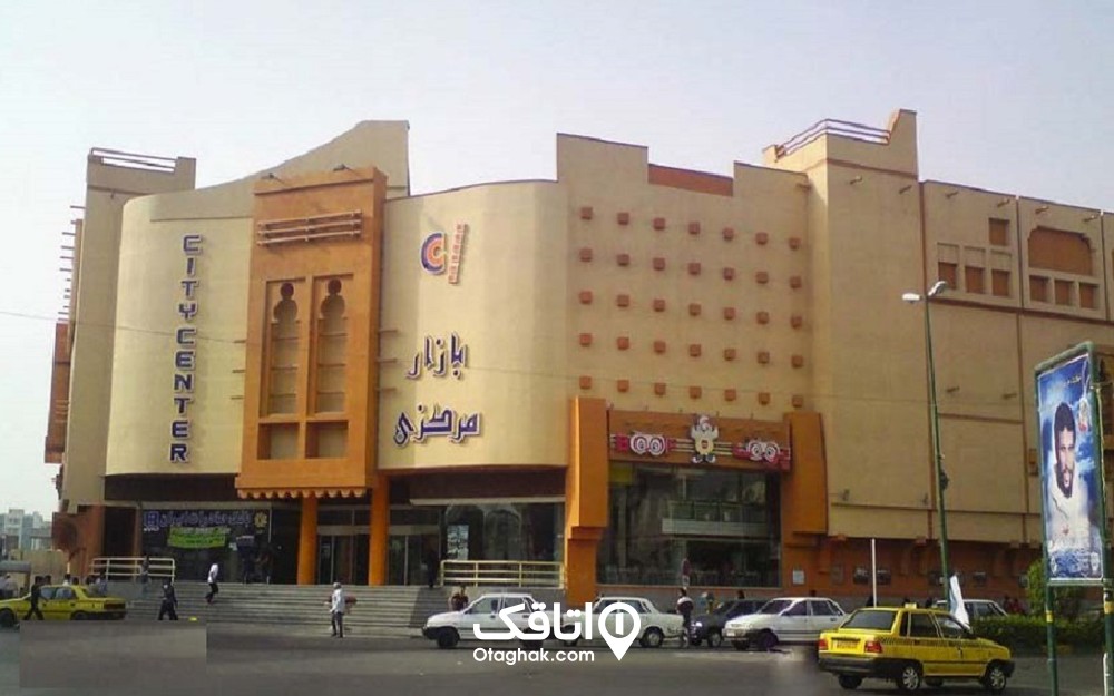 ساختمان بزرگ کرم رنگ بازار مرکزی بندر عباس