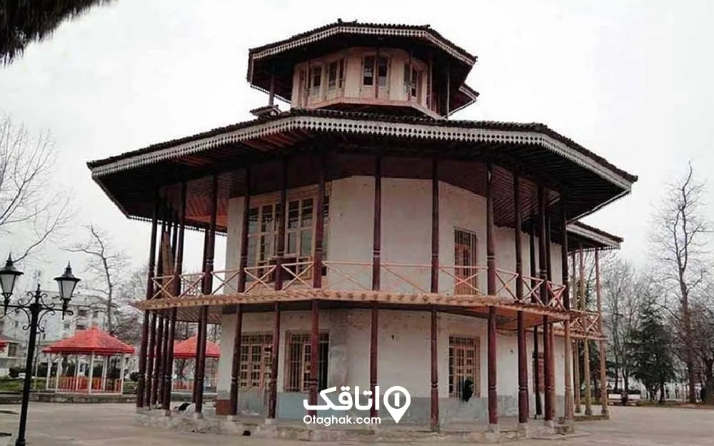 ساختمانی با سقف شیروانی و ایوانی چوبی