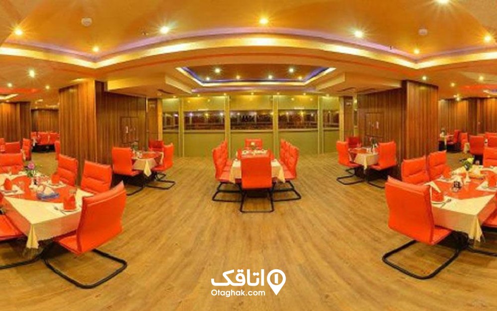 رستورانی که صندلی هایی نارنجی رنگ و کف و دیوار های چوبی 