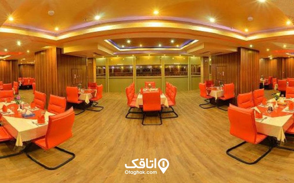 رستورانی که صندلی هایی نارنجی رنگ و کف و دیوار های چوبی 