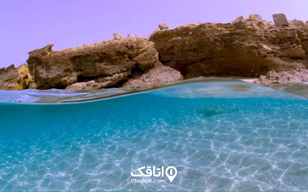 آب شفاف و زلال خلیج فارس و صخره هایی که به آن می خورد