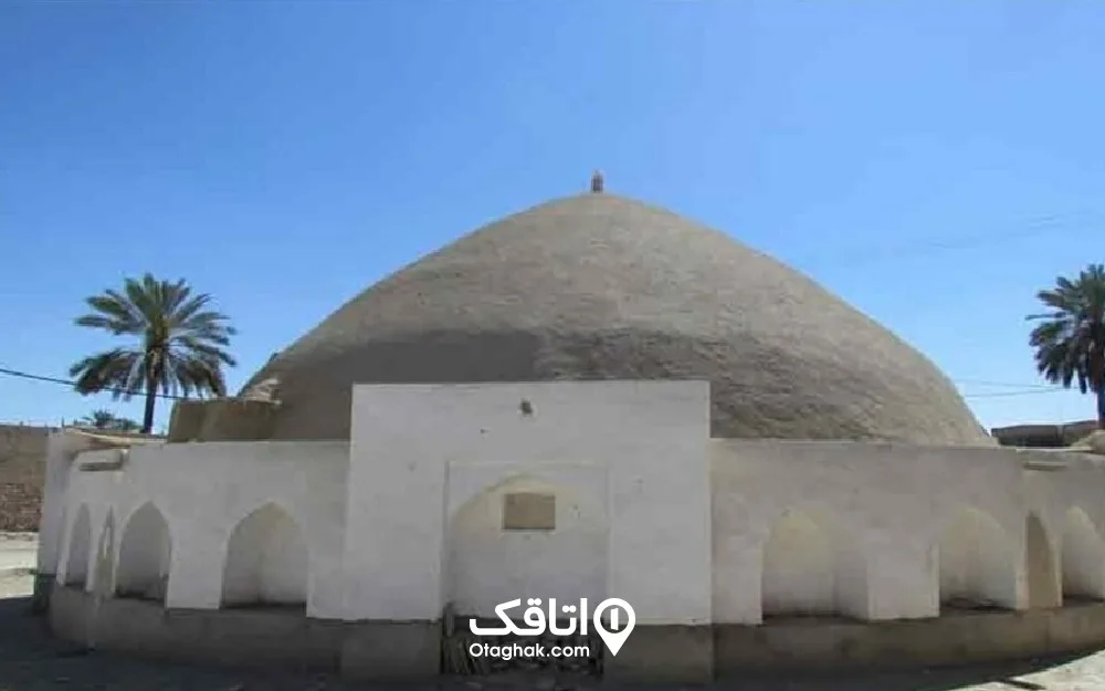 بنایی یک طبقه با سقفی گنبدی شکل و گلی