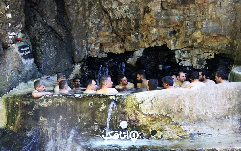 چند مرد داخل یک حوضچه آبگرم طبیعی
