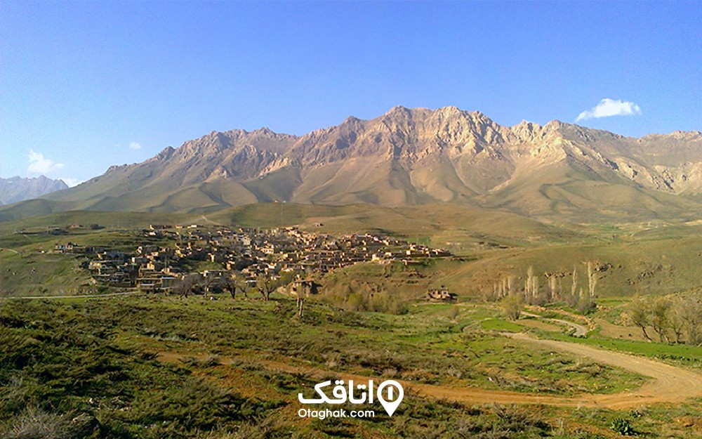 روستایی در دامنه کوهستان 