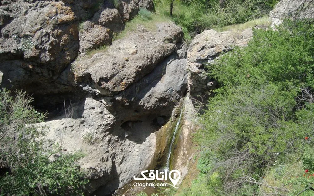 آبشاری در حال جاری شدن از روی سنگ ها