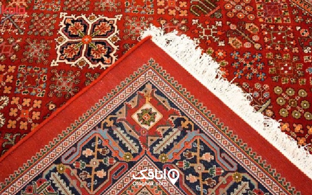یک قالی فرمز رنگ با طرح های سنتی 