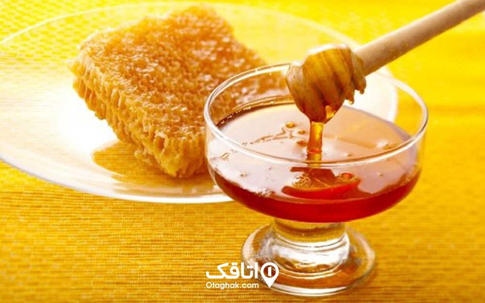 مقداری عسل و در یک ظف بلوری و یک تکه موم عسل 