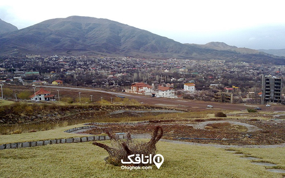 نمای زمستانی شهر قمصر، فضای سبز روبروی مناطق مسکونی