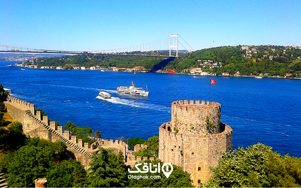 قلعه تاریخی و دریا در استانبول