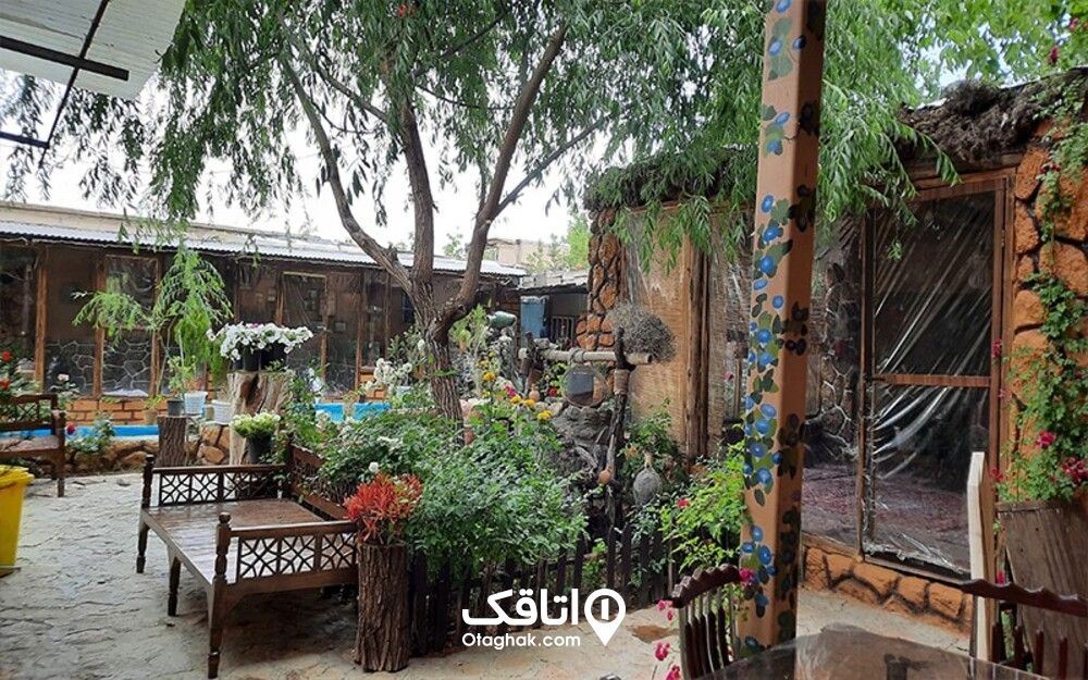 فضای رستوران سنتی باغ حوض در سمیرم