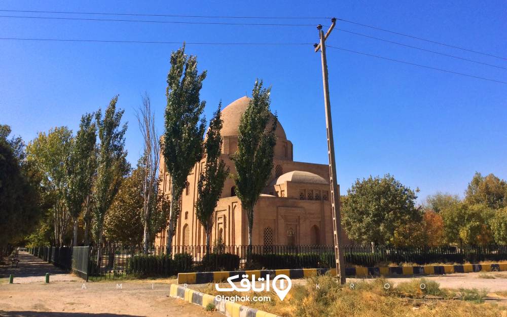 نمایی از گنبد هارونیه مشهد در روز