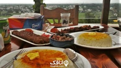 رستورانی در ماسال با منظره کوه و جنگل و غذای کباب