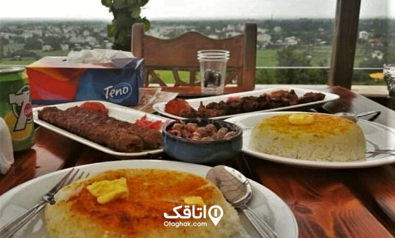 رستورانی در ماسال با منظره کوه و جنگل و غذای کباب