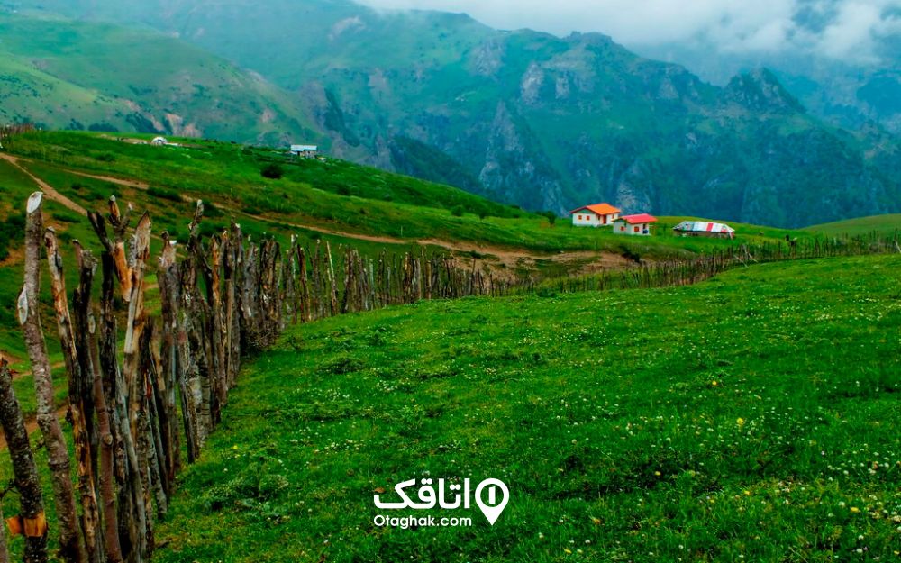 طبیعت بهشتی ییلاق سوباتان دشت و جنگل و ابر و کلبه ها