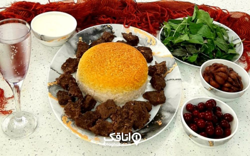 کته کباب در کنار سبزی و ماست سیر ترشی