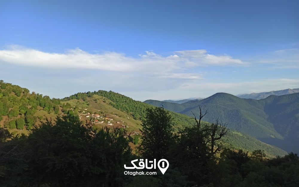 در برخی از نقاط جاده اسالم به خلخال درختان به یکدیگر پیوند خورده بودند و شبیه یک تونل، سقفی درست کرده بودند